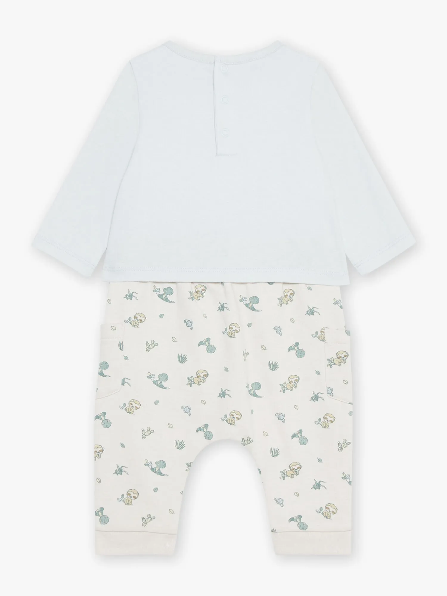 Body-T-shirt bleu, pantalon beige et chaussettes vert d'eau