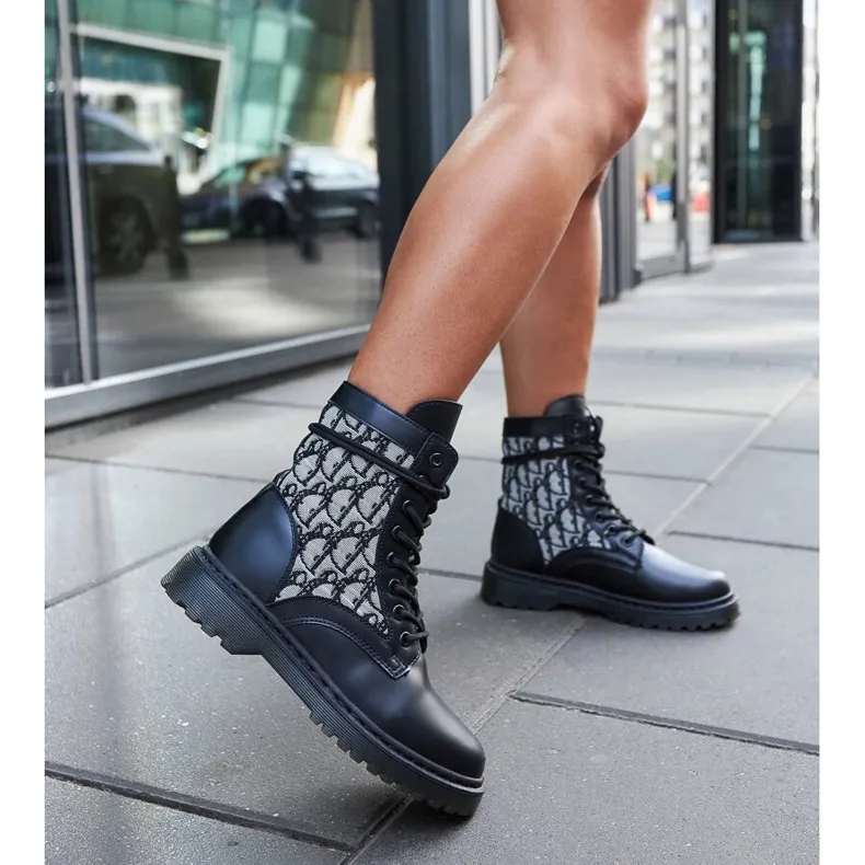 Bottines noires ornées d'un monogramme le noir