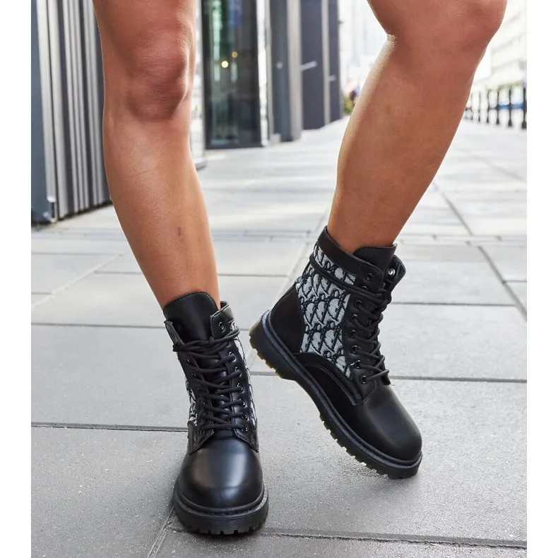 Bottines noires ornées d'un monogramme le noir