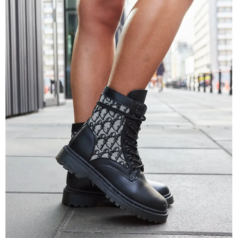 Bottines noires ornées d'un monogramme le noir