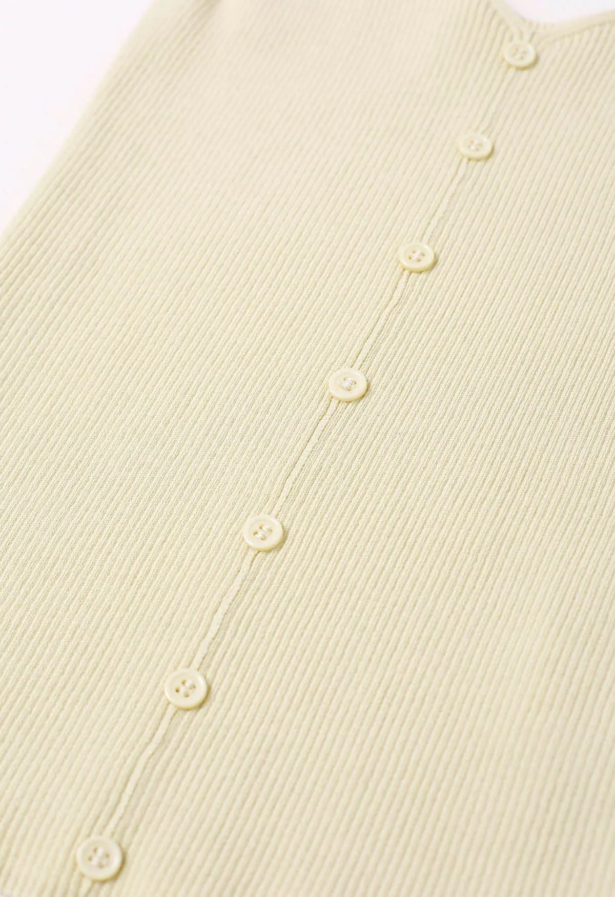 Débardeur en tricot côtelé décoré de boutons en crème