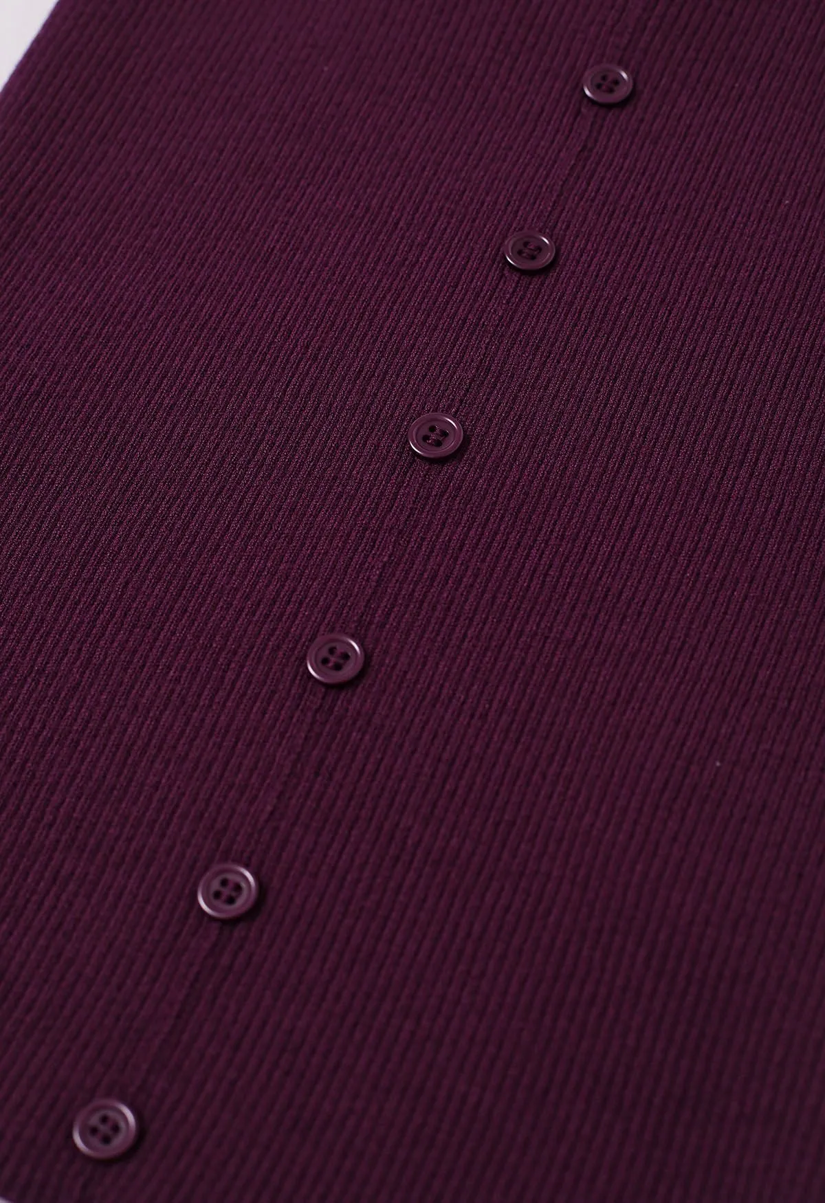 Débardeur en tricot côtelé décoré de boutons en violet