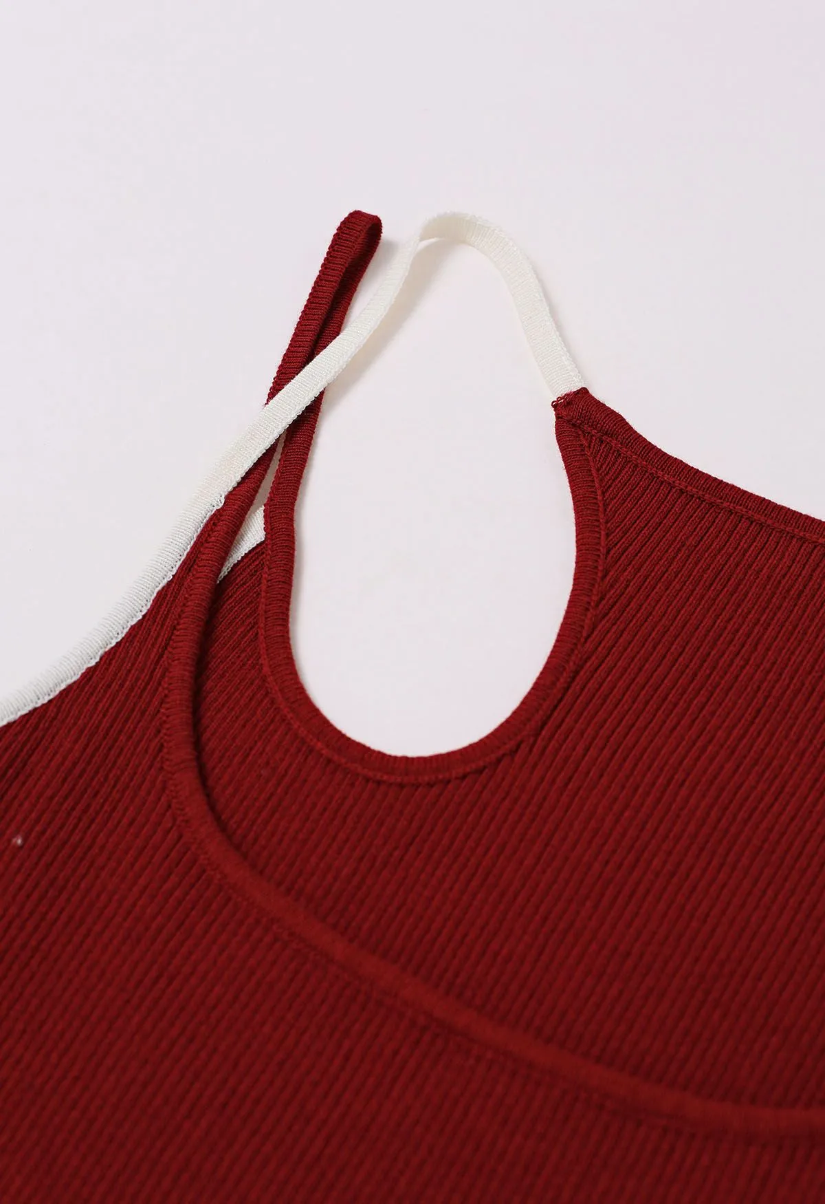 Débardeur en tricot côtelé à bretelles asymétriques contrastées en rouge