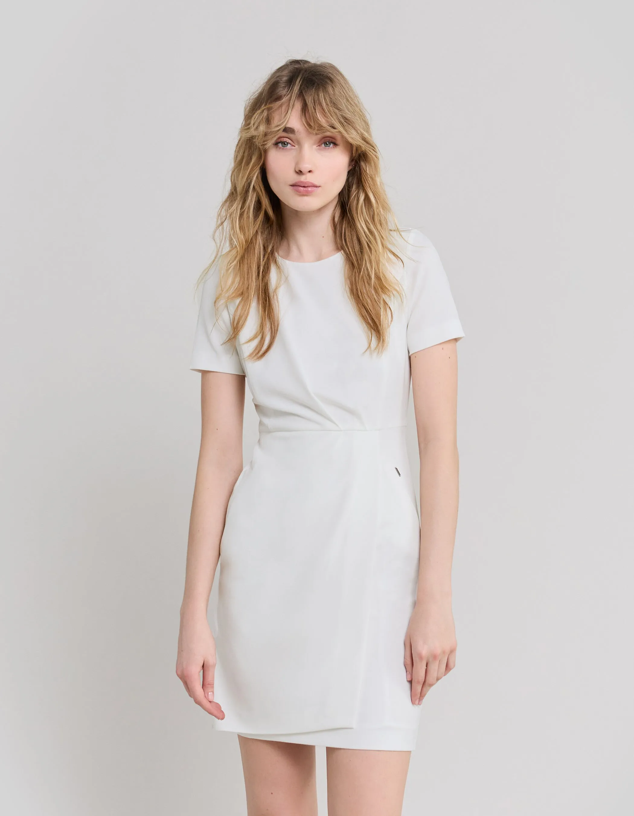 Robe crayon blanc cassé avec plis Femme