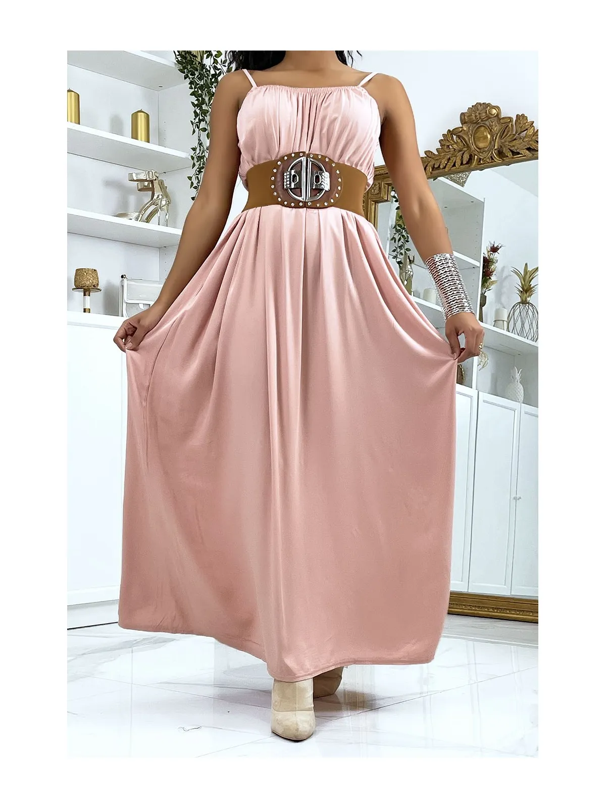 Robe longue rose à fines bretelles