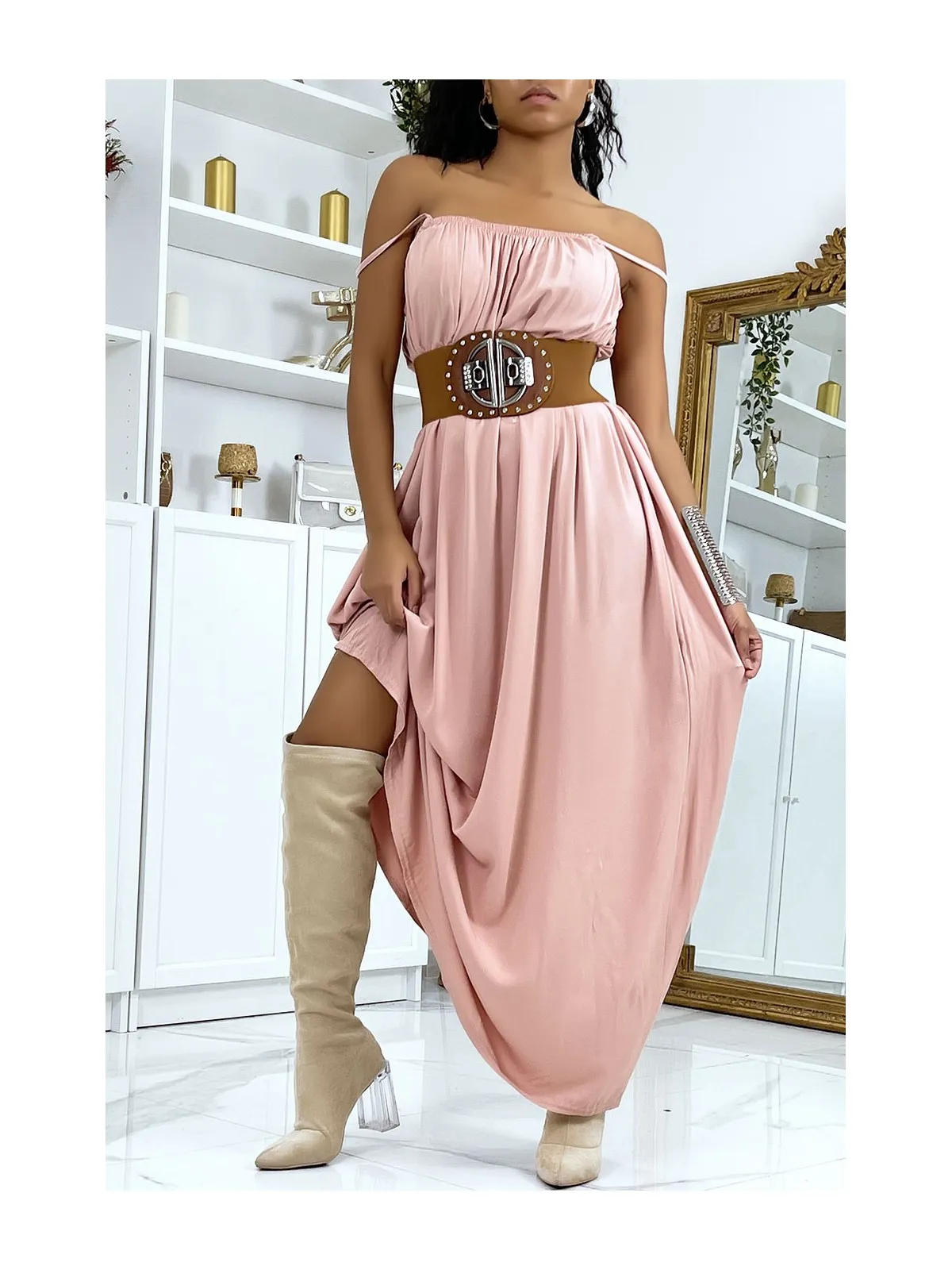 Robe longue rose à fines bretelles