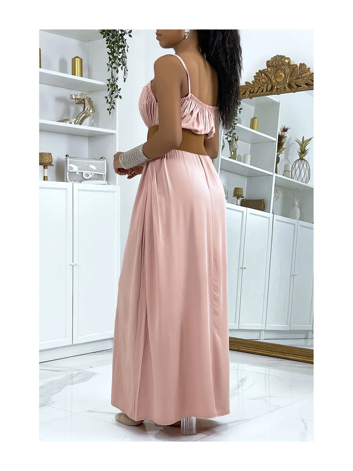 Robe longue rose à fines bretelles