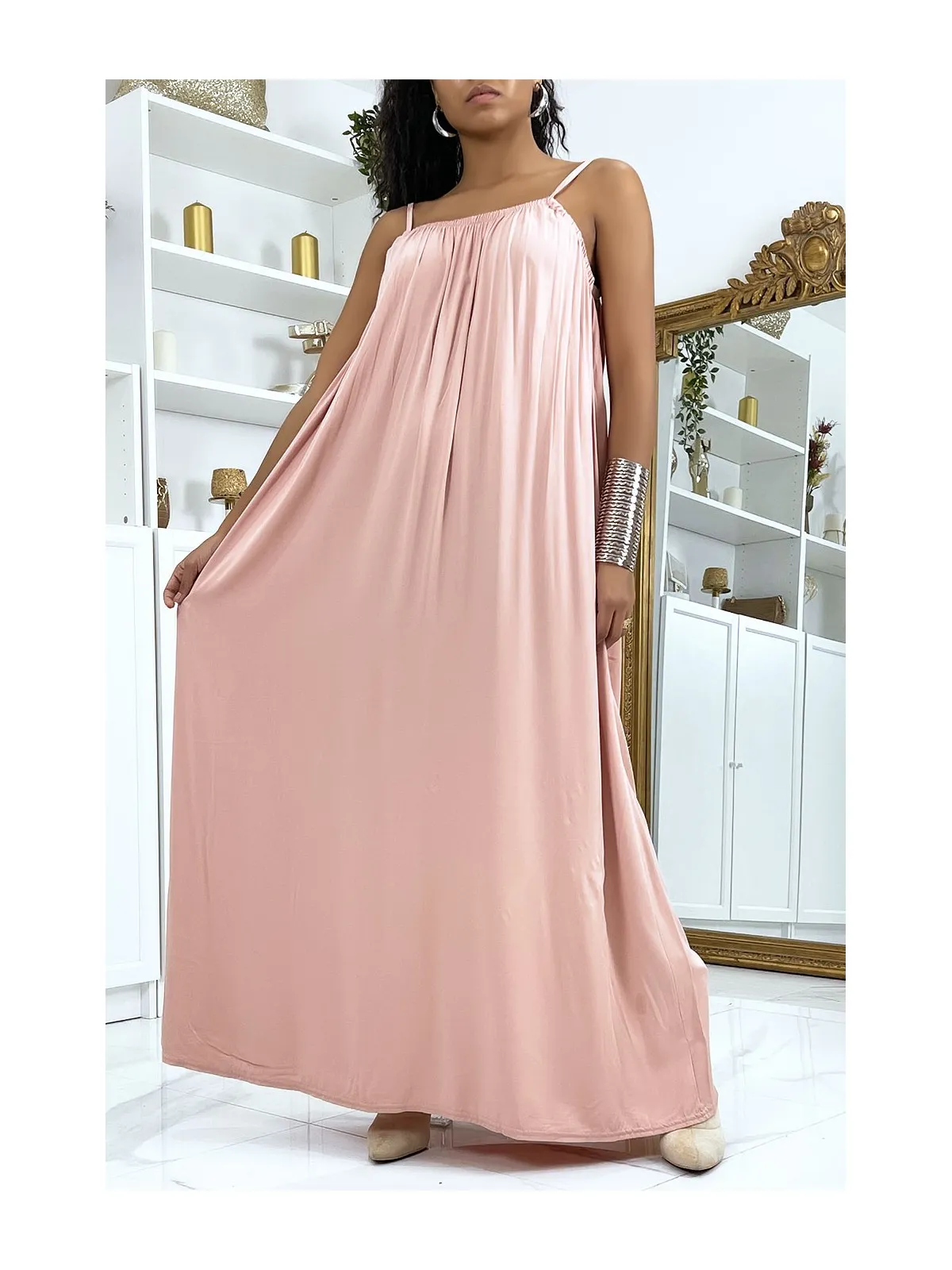 Robe longue rose à fines bretelles