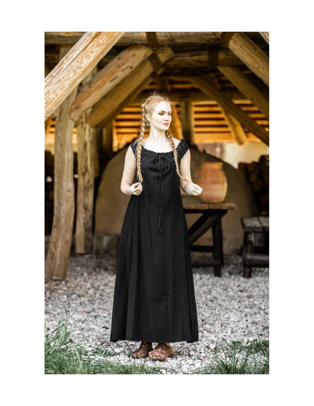 Robe médiévale longue modèle Ella, couleur noire ⚔️ Boutique Épées